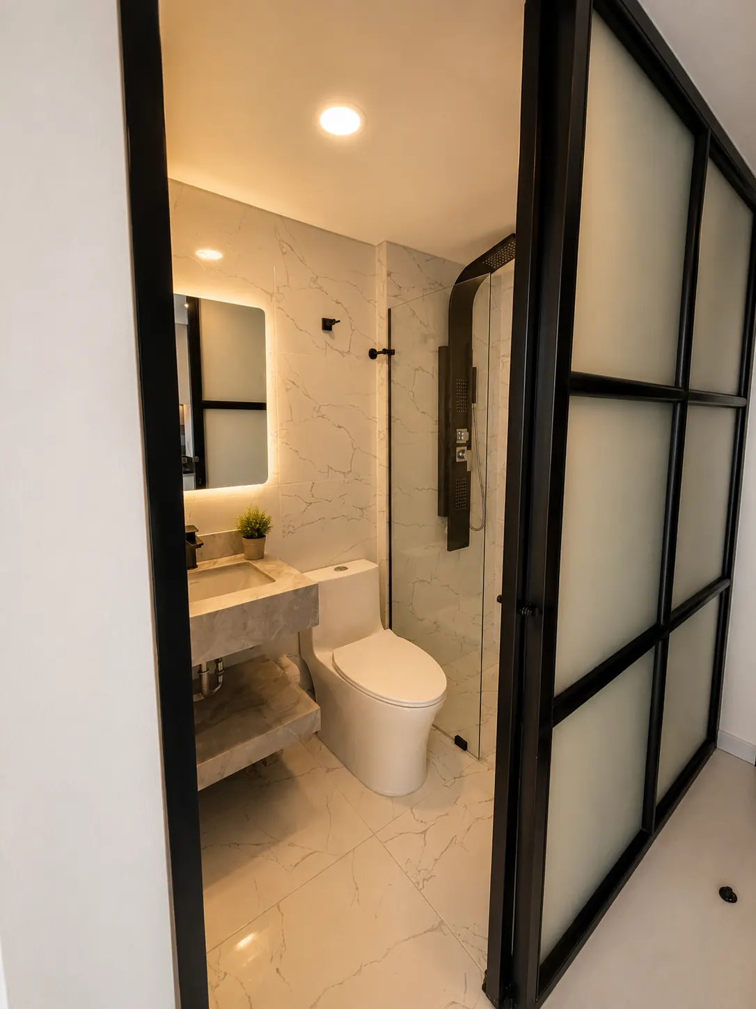 Baño en mármol con ducha tipo lluvia