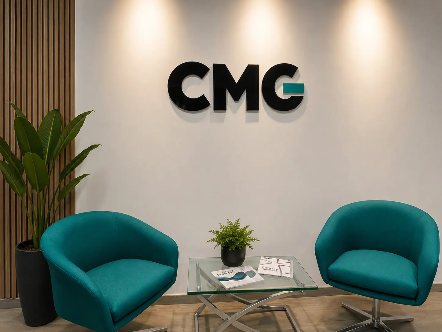 Sala de espera bajo el logo, con panel de listones y vegetación
