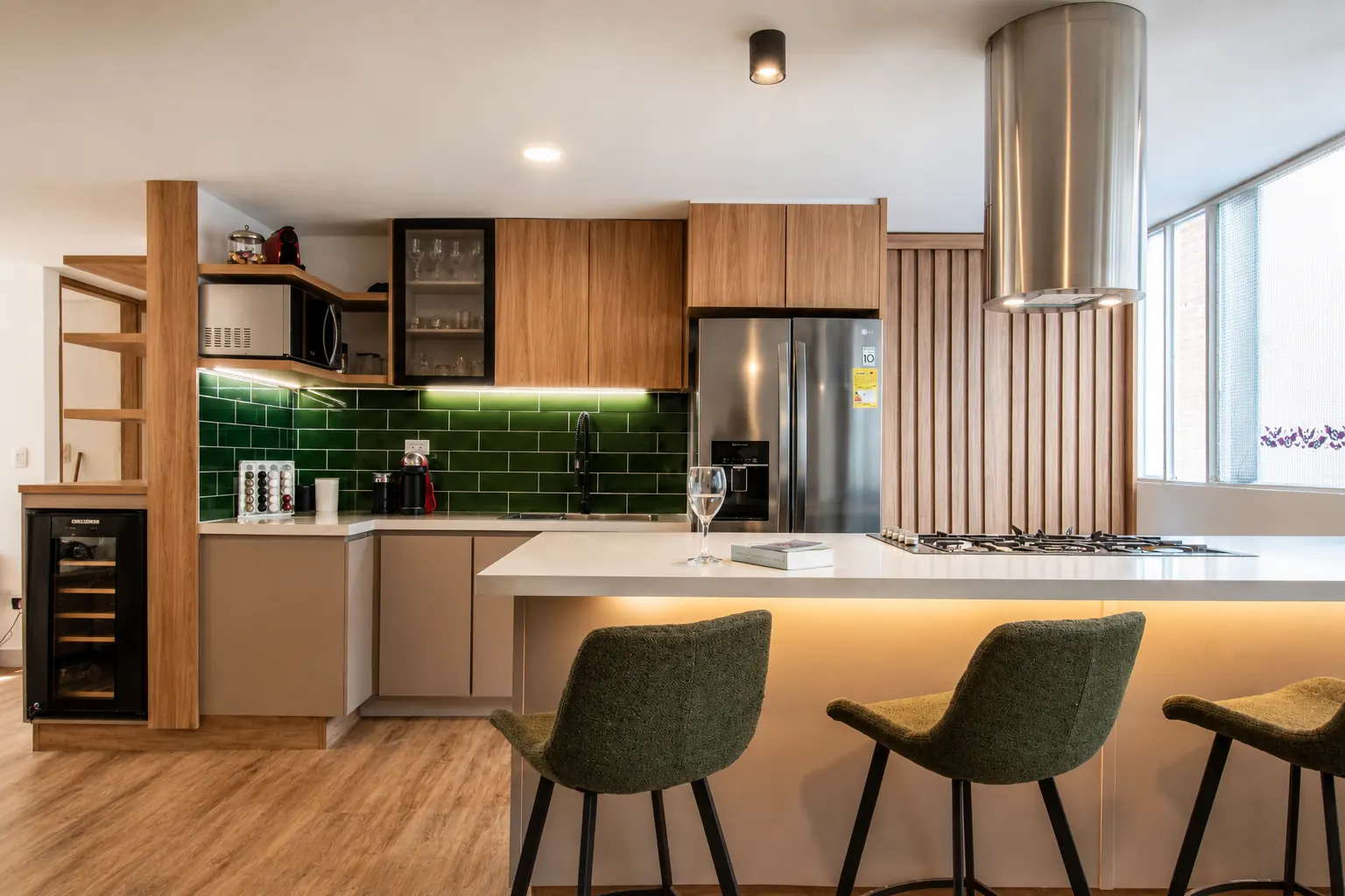 Cocina nueva con isla, mesón en cuarzo y cava de vinos