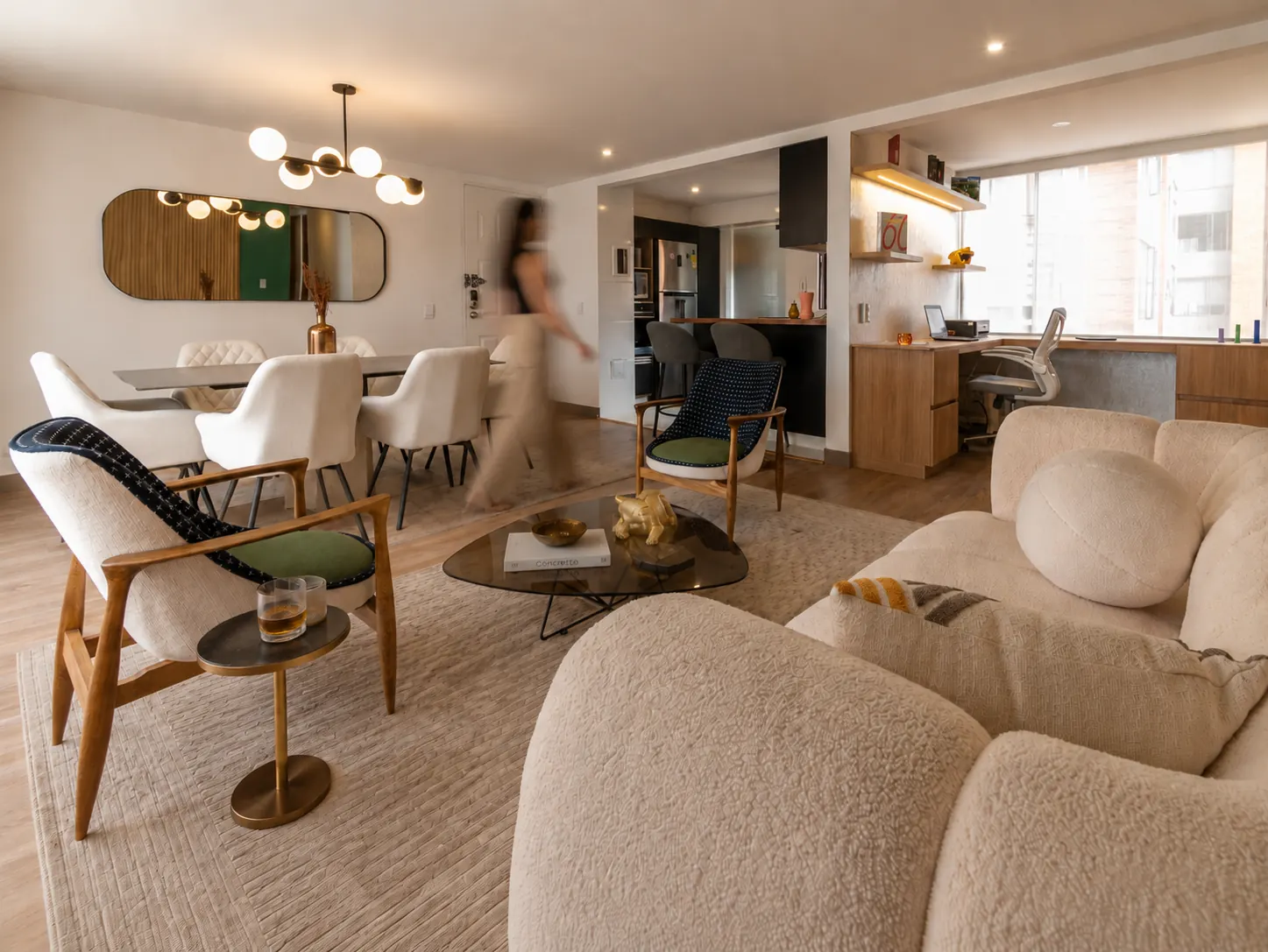 La remodelación integró la sala, el comedor y la cocina en un solo ambiente