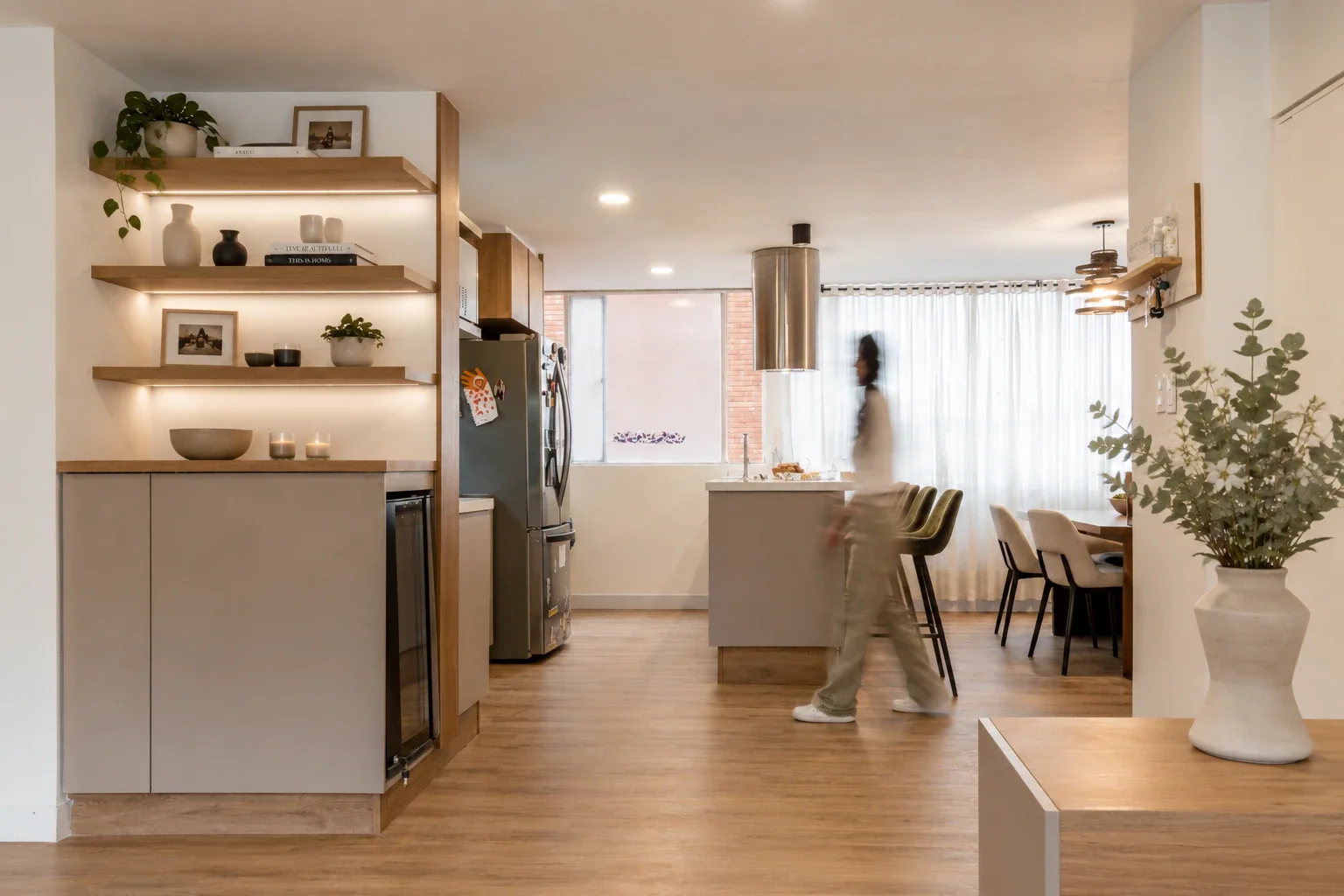 Zona social abierta con cocina, isla y comedor integrados, diseñada por Minim
