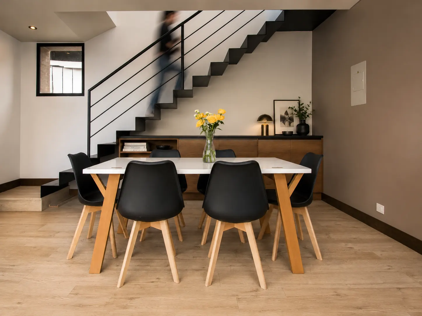 Comedor bajo la escalera escultórica