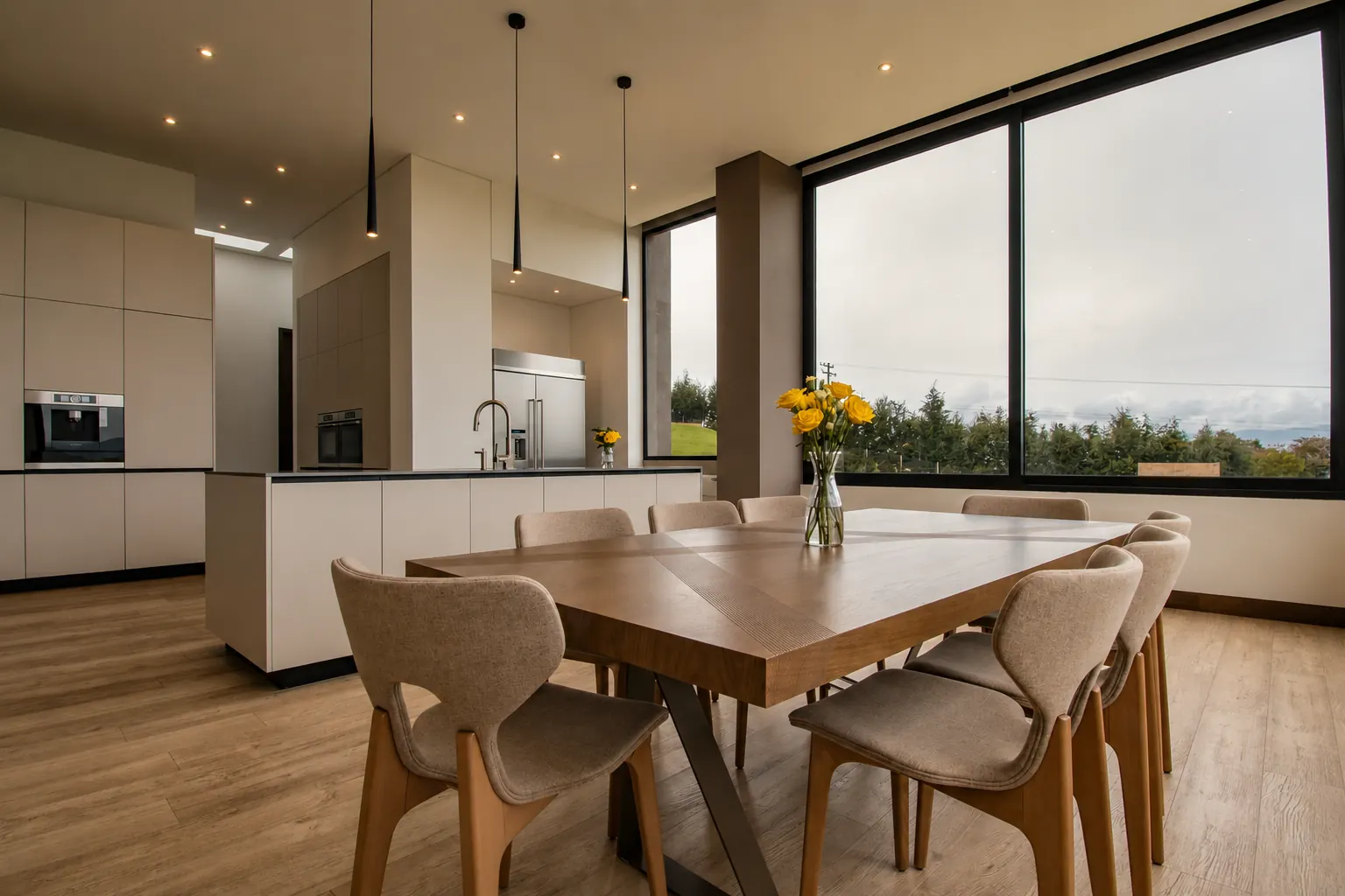 Comedor y cocina abiertos con vista al jardín