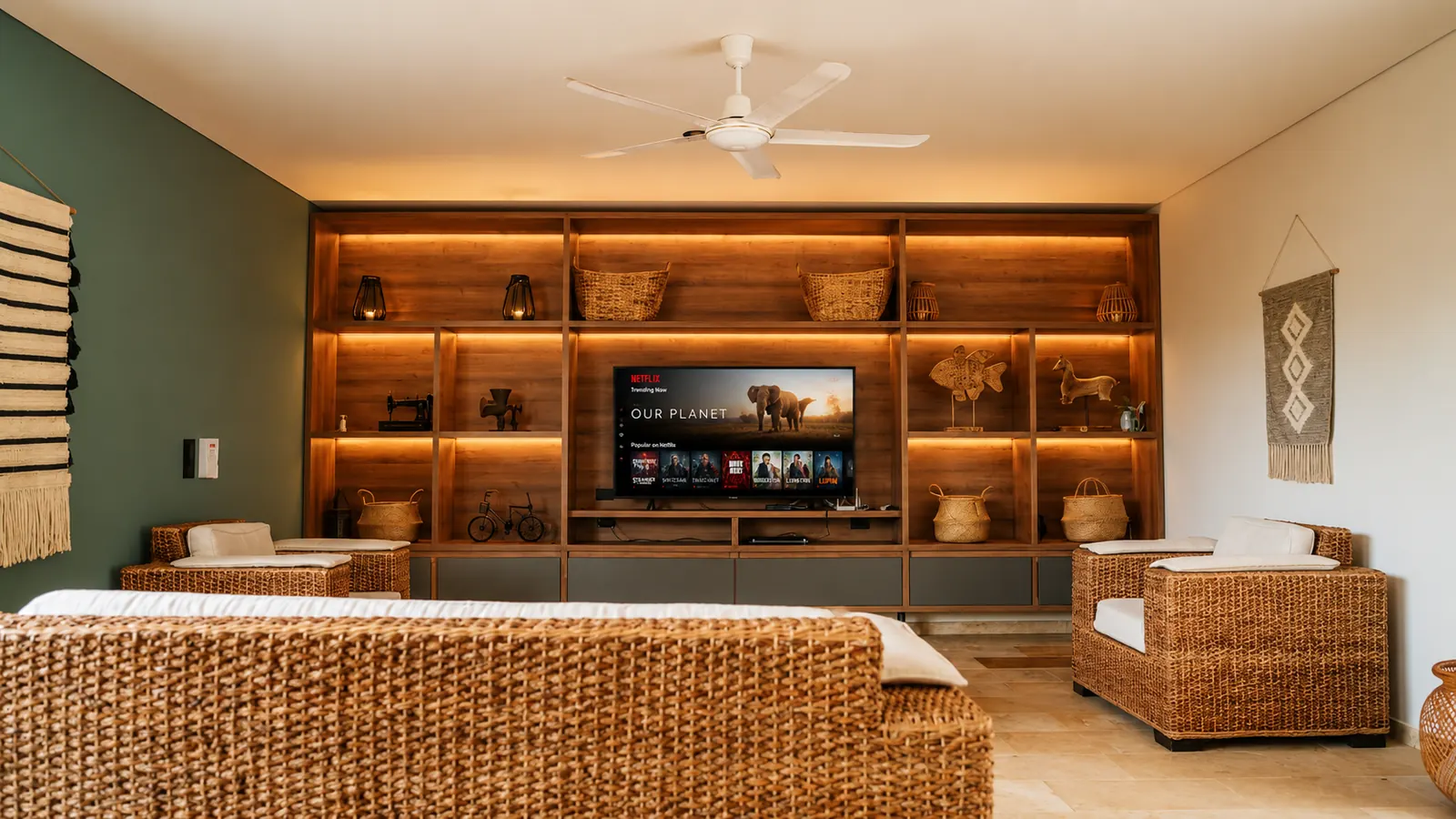 Sala de TV con mueble en madera y fibras naturales