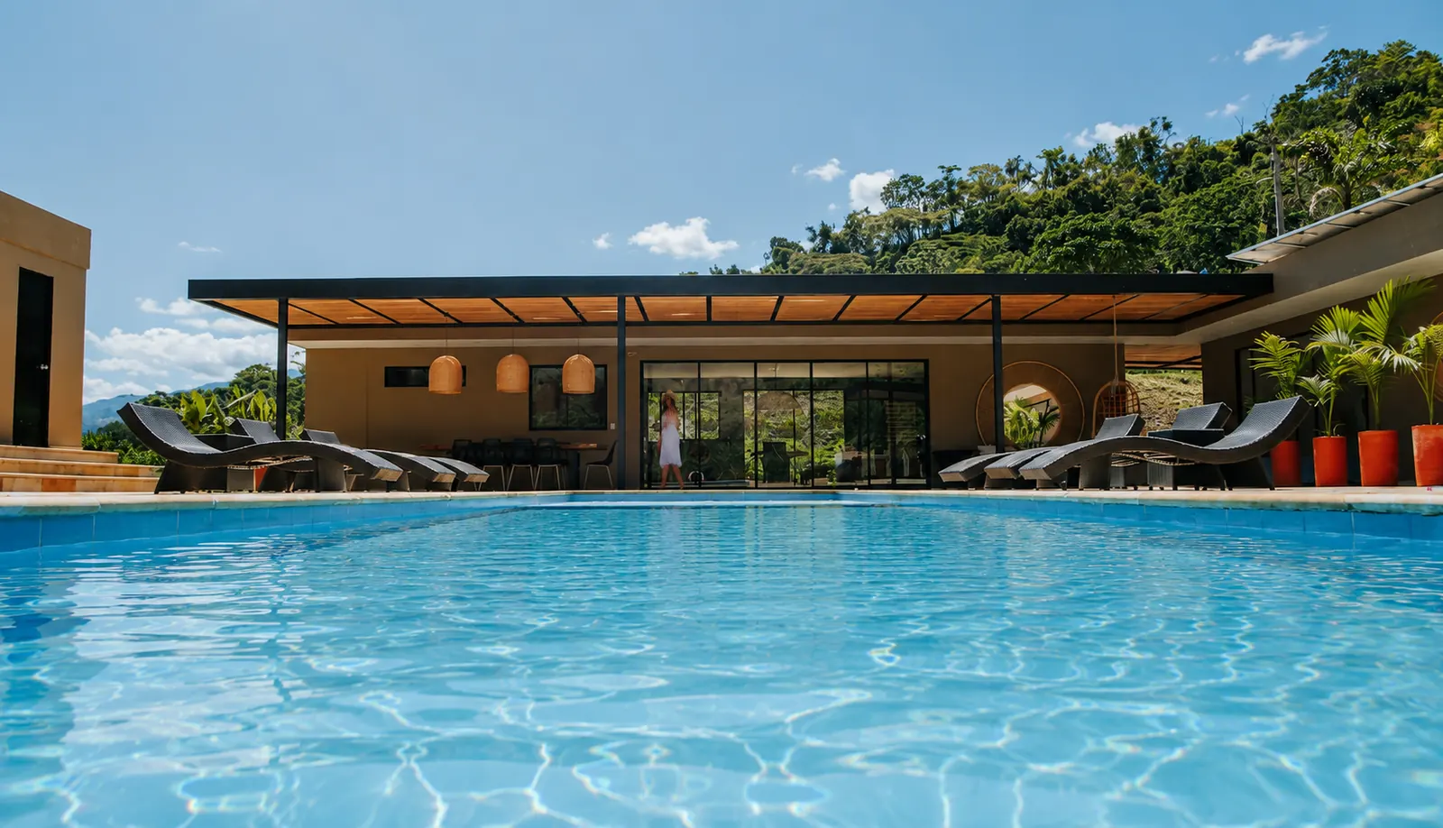 Piscina infinita integrada al paisaje de La Vega