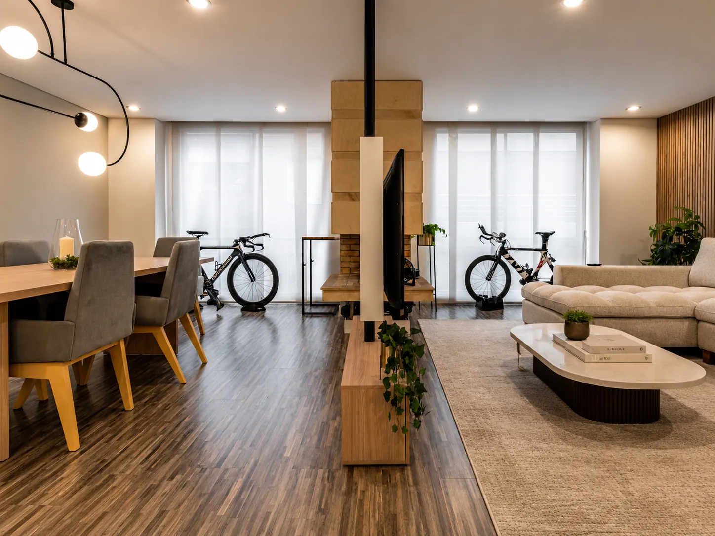 El comedor convive con la sala en un solo ambiente