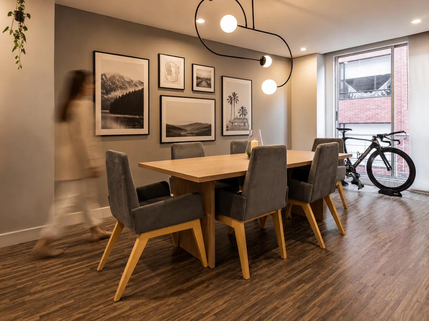 Comedor con muro de arte y mobiliario diseñado a medida