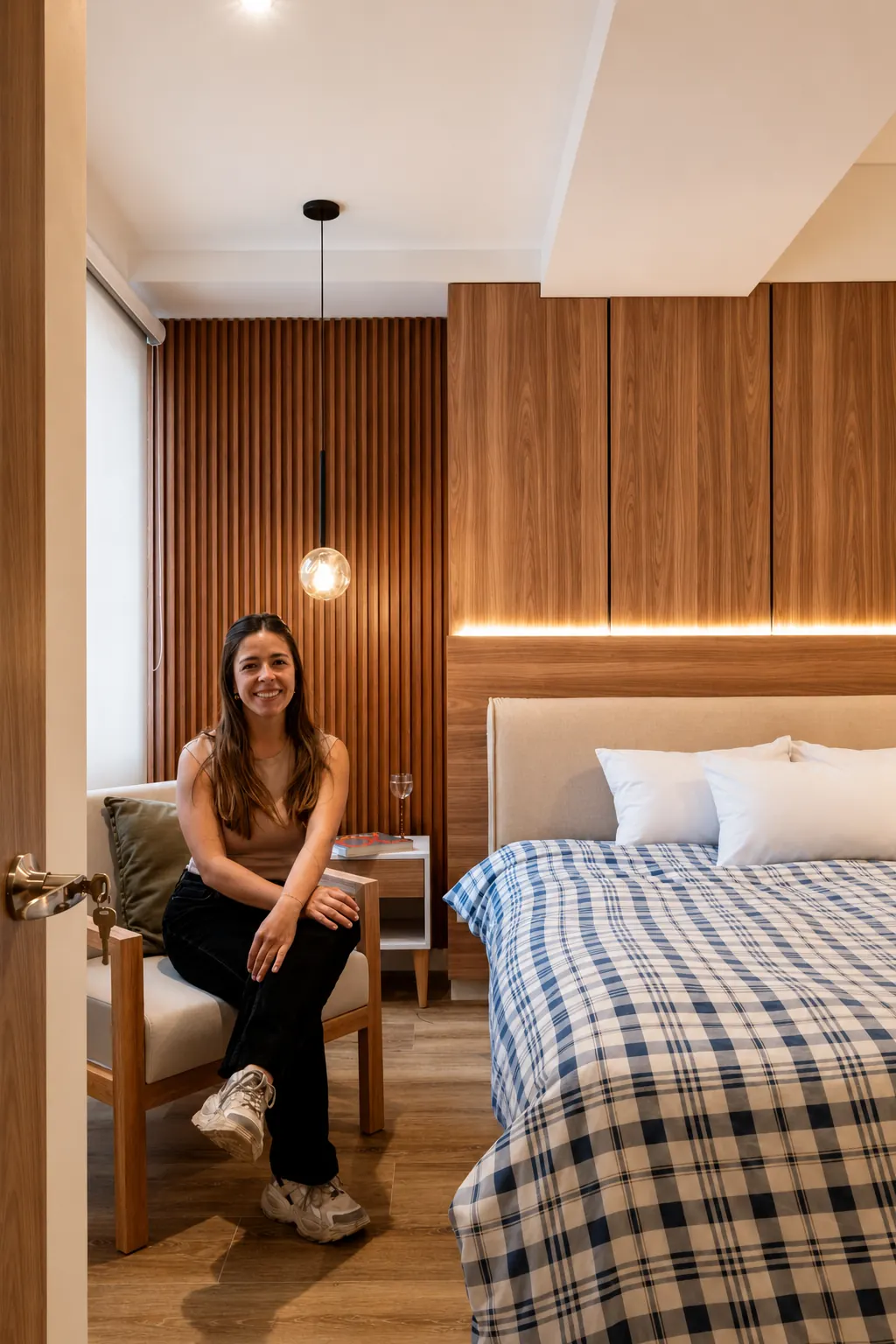 Habitación con panel de listones de madera