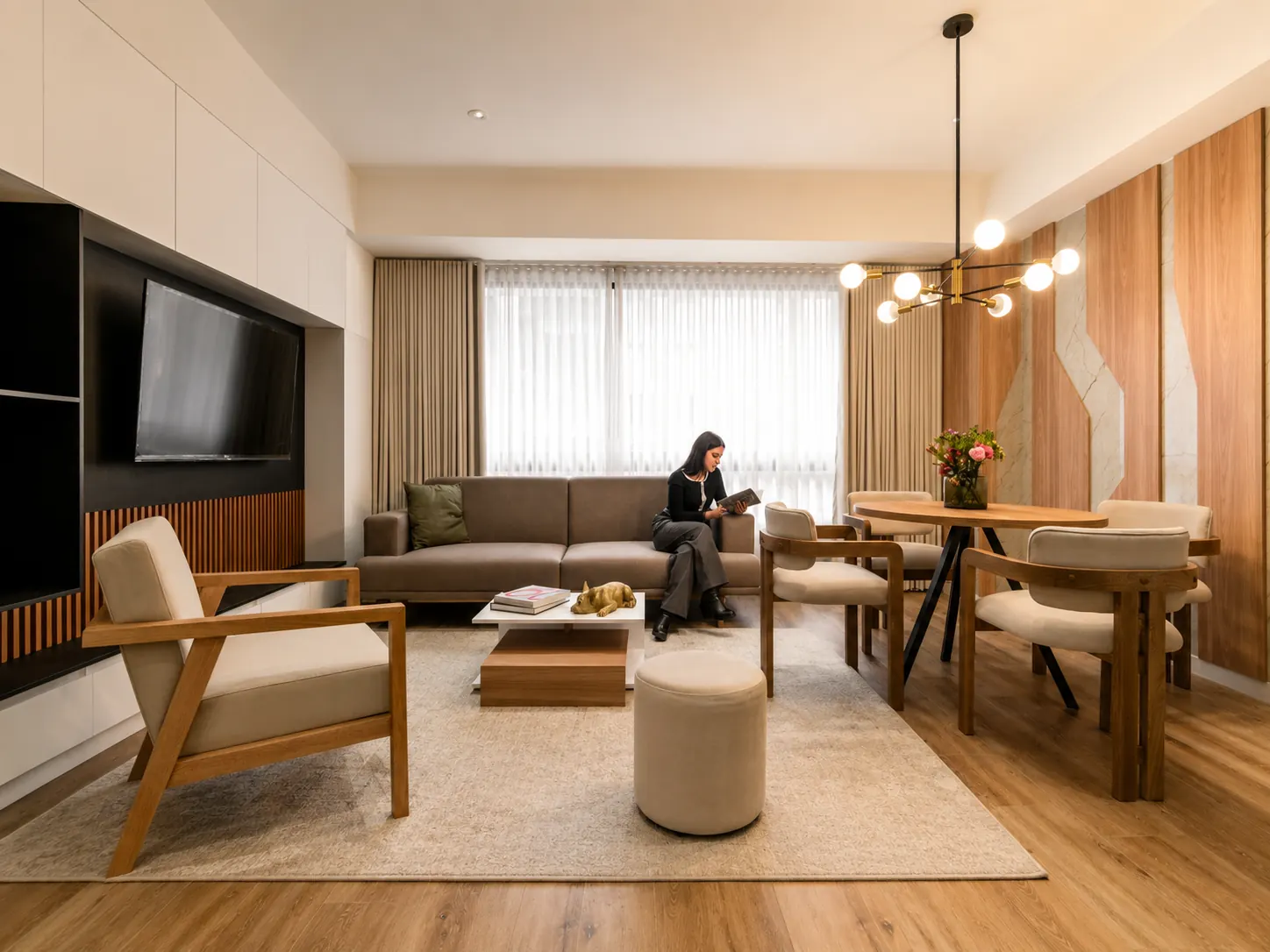 Sala y comedor integrados con luz cálida y tonos neutros